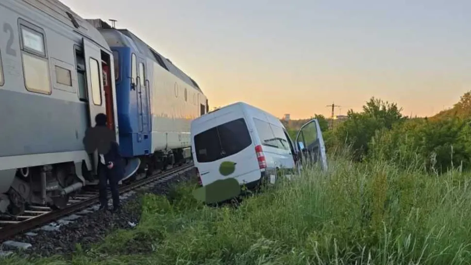 Microbuz cu pasageri, lovit de tren în județul Argeș: nu s-au înregistrat victime