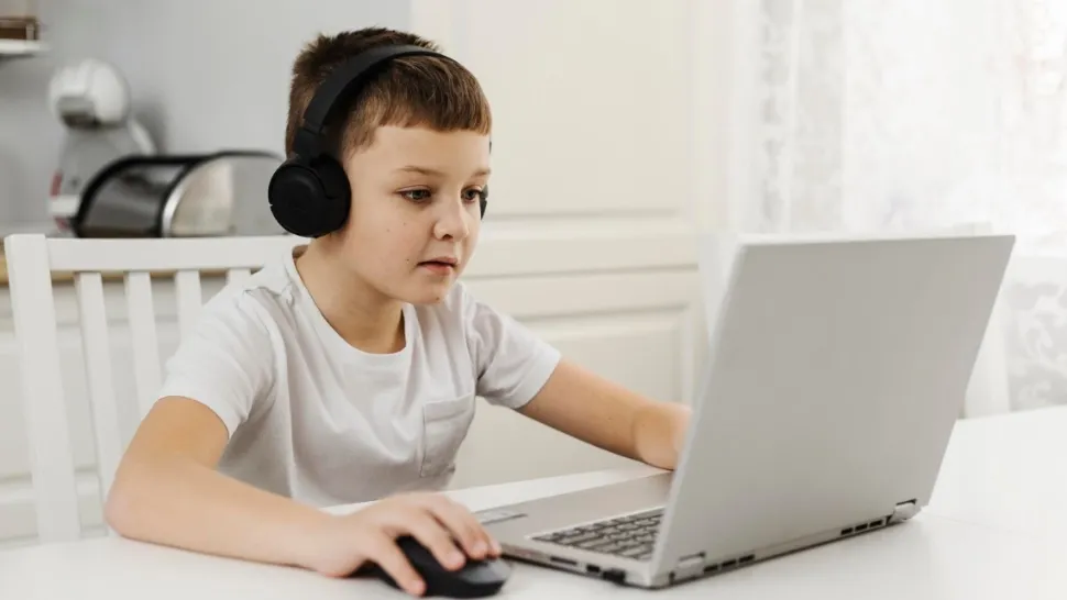 Cum vrea Comisia Europeană să îi țină pe copii departe de internet