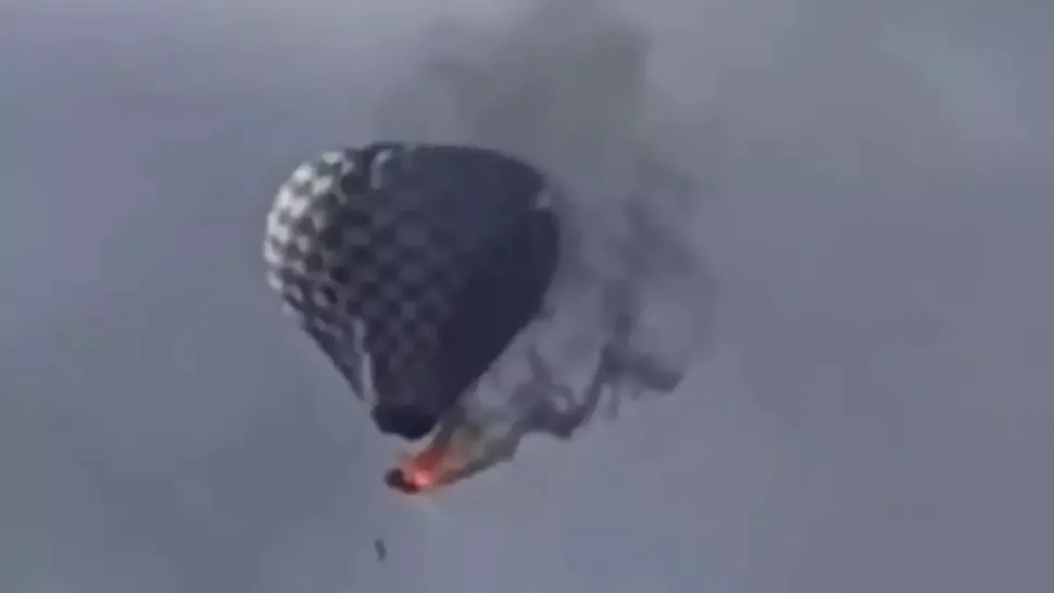 Tragedie: un bărbat a murit după ce a căzut dintr-un balon cu aer cald cuprins de flăcări