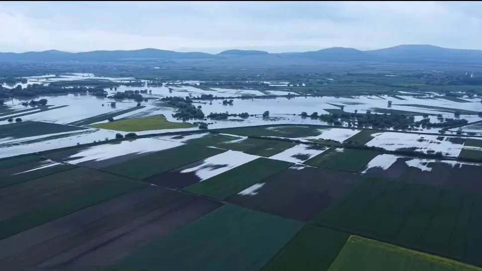 Dezastru în localitatea Băcel. Filmările aeriene arată amploarea inundațiilor, oamenii nu-și amintesc să mai fi văzut o asemenea urgie - VIDEO