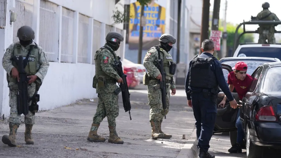 Polițiști și soldați inspectează șoferii la un punct de control din Culiacan, statul Sinaloa, Mexic. Foto: Profimedia