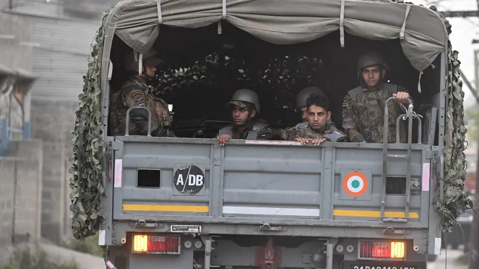 Pakistanul a atacat Afganistanul. Capitala Kabul  e bombardata: liderul regimului taliban ar fi fost usic
