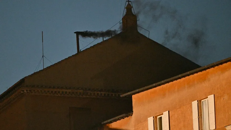 Fum negru la Vatican. Foto: Profimedia