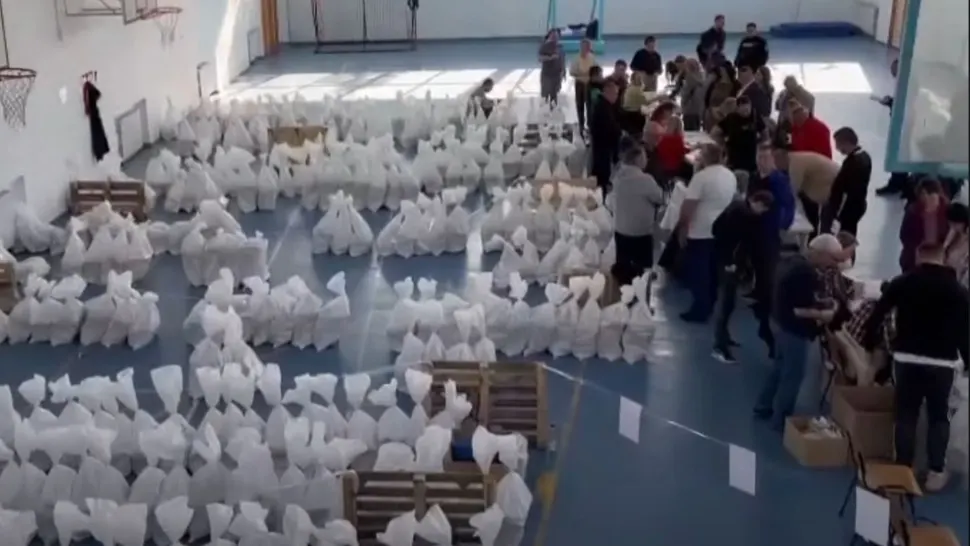 Sacii cu buletinele de vot au ajuns deja în secțiile de votare din țară, sub paza forțelor de ordine. Foto/Captură video