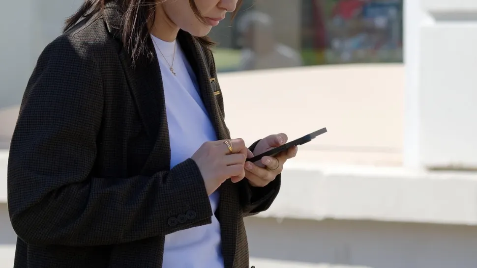 O româncă înșelată cu peste 57.000 de lei după ce a instalat o aplicație pe telefon. Cum s-a ajuns la această escrocherie?