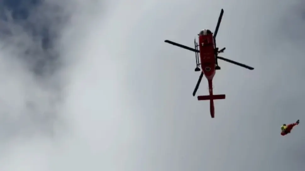 Operațiune de salvare în condiții de vreme extremă a 4 alpiniști rămași blocați într-o zonă greu accesibilă/ Captură video