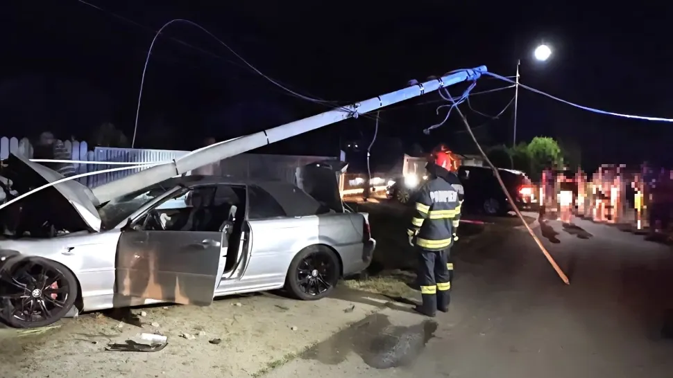 Trei persoane, la spital după ce o mașină s-a izbit de un stâlp în județul Giurgiu. Printre victime, și o minoră /Foto: Breaking News Giurgiu