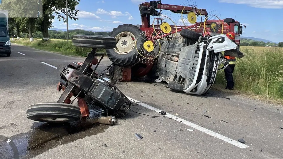 Accident rutier între un utilaj agricol și un autoturism. Ambii șoferi au fost răniți