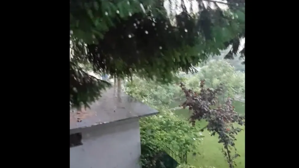Cod roșu de averse torențiale și grindină în județul Prahova. Unde va lovi potopul / Captură video