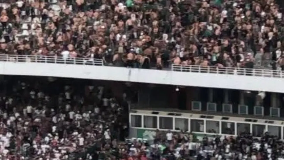 Panică pe stadion după ce tribuna a cedat la meciul MC Alger: un mort și 11 răniți/ Captură video