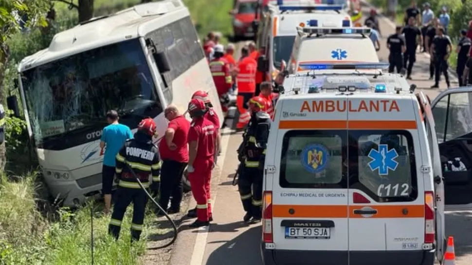 Autocar răsturnat pe DN 29. A fost activat Planul Roșu de intervenție FOTO+VIDEO