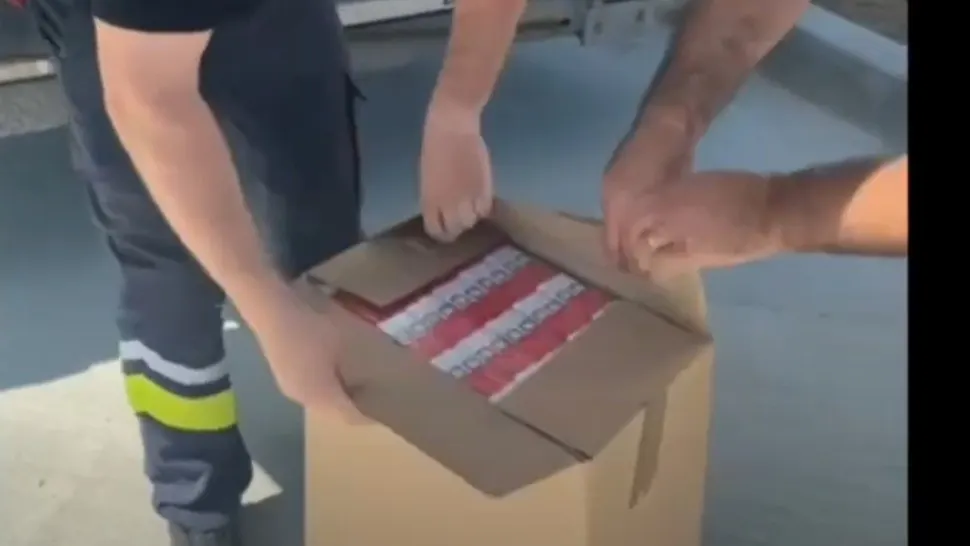 proximativ 2.500 de baxuri de ţigarete de contrabandă au fost descoperite la razie. Foto/Poliția