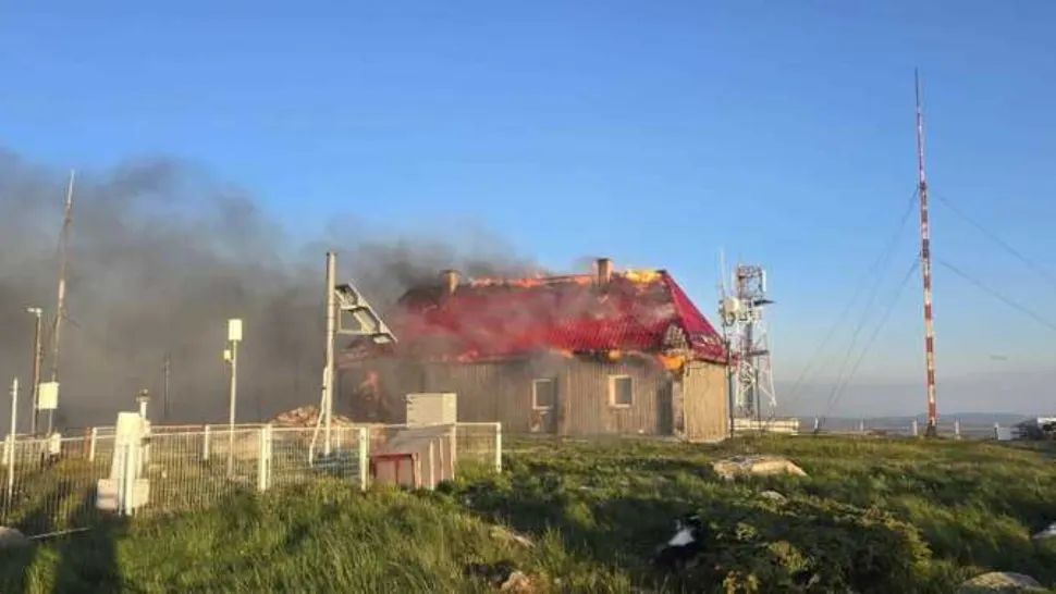 Stația meteorologică de pe Vârful Vlădeasa a ars într-un incendiu. FOTO: ISU Cluj