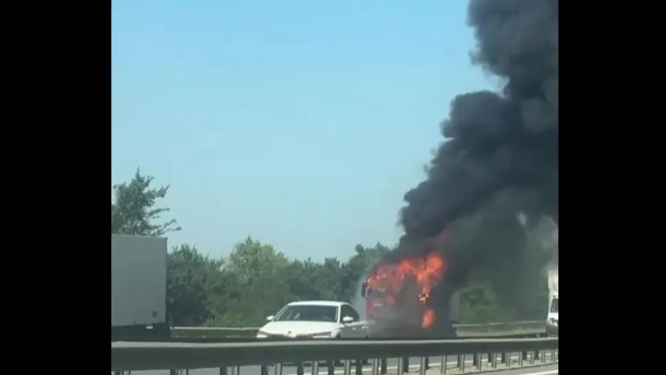 Camion în flăcări pe autostrada A1. Autoritățile au intervenit la fața locului - VIDEO