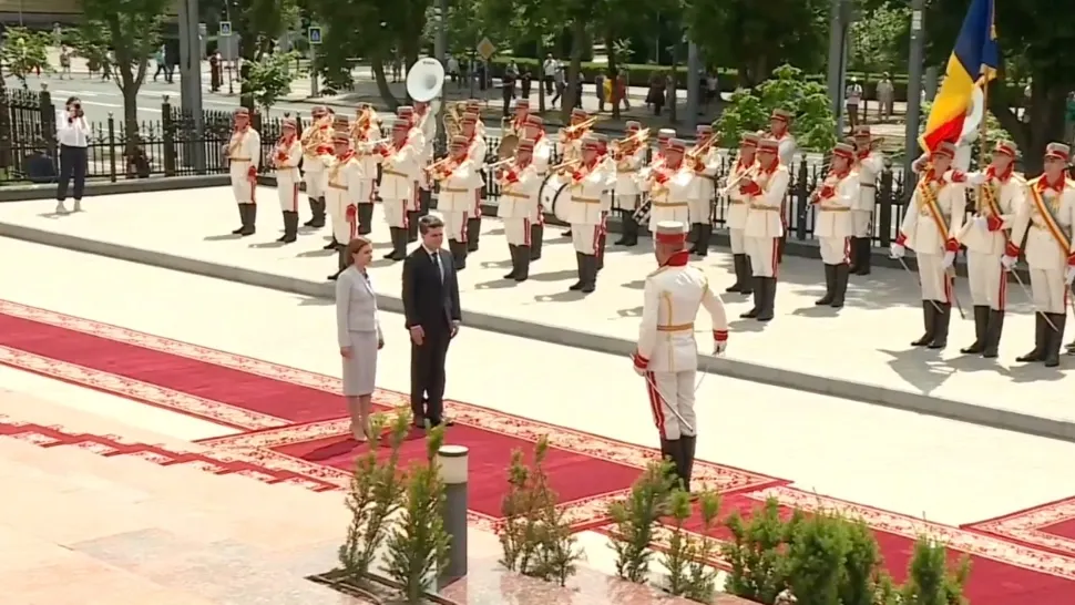Președintele Nicușor Dan a ajuns la Chișinău, unde a fost primit de Maia Sandu - VIDEO