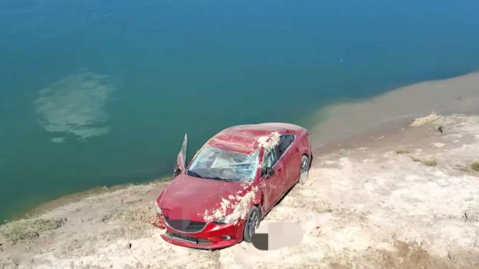 O mașină a căzut de pe un pod peste râul Olt. FOTO: ISU Teleorman