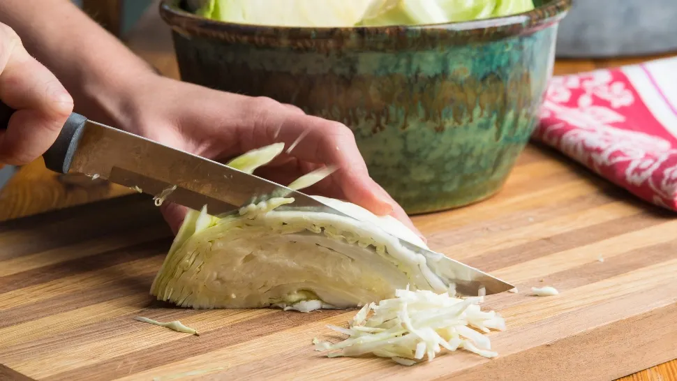 Ordinea în care adaugi ingredinetele în salata de varză influențează gustul și valoarea nutrițională. Cum o prepari corect: marii bucătari "dau din casă" / Profimedis