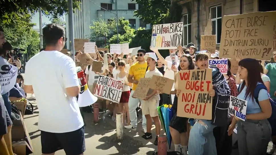Studenții și elevii ies azi din nou în stradă, ca să protesteze față de tăierile cerute de Bolojan - VIDEO
