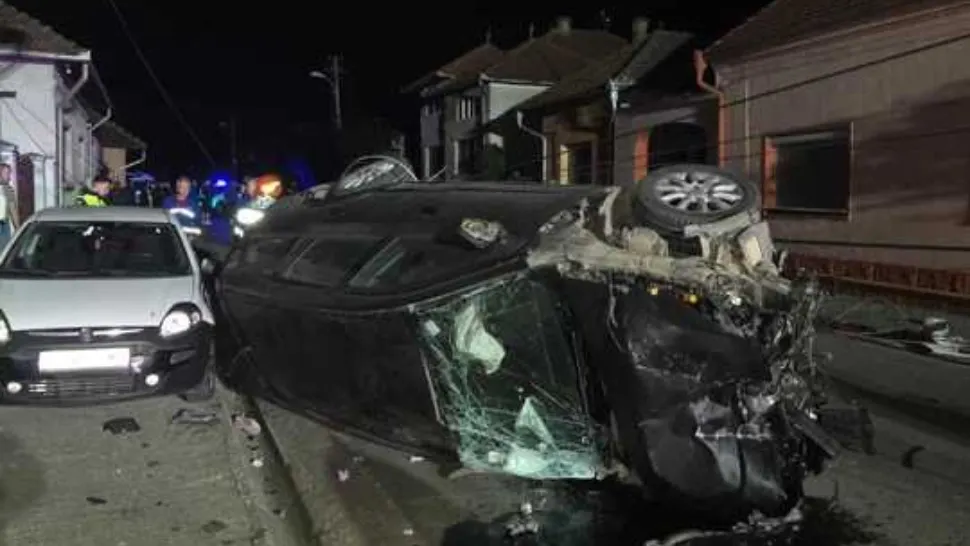 4 persoane, rănite la Orăștie. Mașina mașina în care se aflau s-a răsturnat după ce a lovit o conductă de gaz şi un stâlp de curent