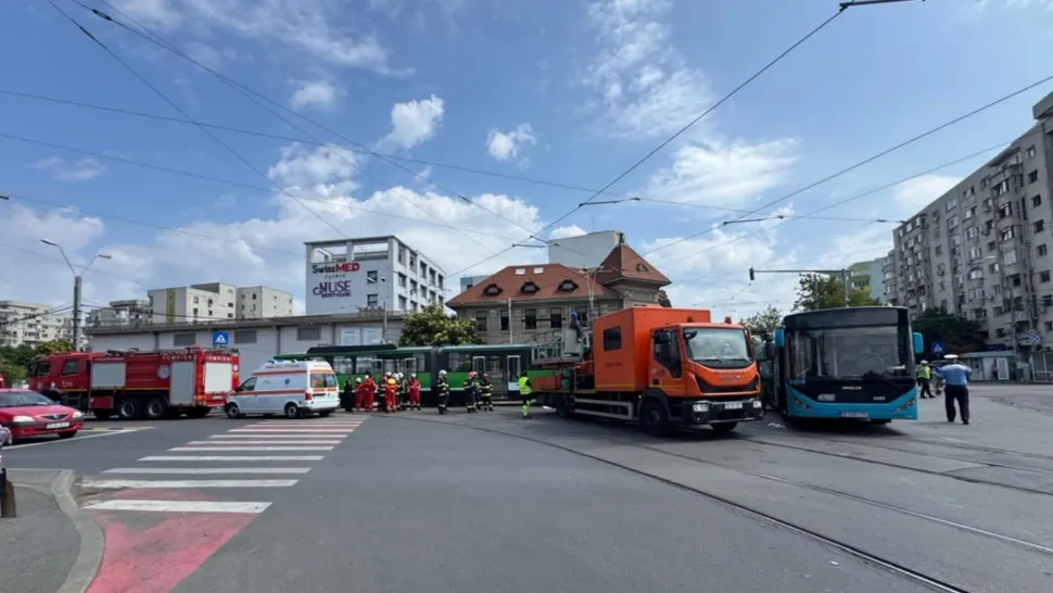 Accident grav între un tramvai și autobuz STB, în București: cel puțin 11 răniți  