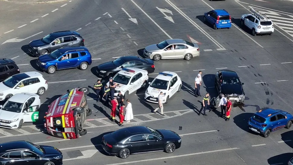 Ambulanță SMURD răsturnată în fața Parlamentului, după un impact violent. Imagini șocante/ Facebook Infotrafic București și Ilfov