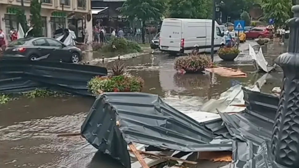 Imagini de coșmar la Sinaia. Acoperișul gării, smuls de vânt și aruncat peste DN 1. O furtuna violentă a lovit stațiunea. A fost emis Ro Alert  - VIDEO/GALERIE FOTO