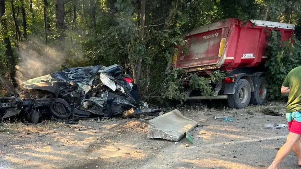 Grav accident rutier pe DNCB – Mogoșoaia: autoturism spulberat de un TIR. Șoferul mașinii a murit