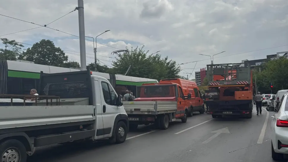 Coliziune între două tramvaie, în Capitală! Două persoane, rănite: trafic perturbat/ Info Trafic Bucuresti si Ilfov
