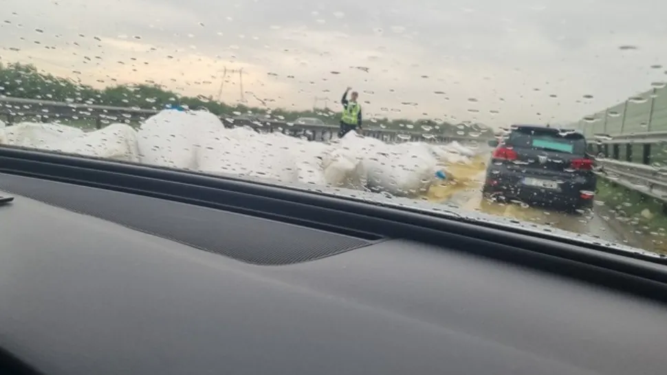 Incident rutier pe A1: saci cu cereale căzuți dintr-un camion blochează traficul