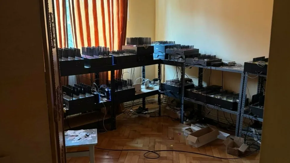 Rețea de înșelăciuni descoperită la Zalău: peste 20.000 de cartele prepay și echipamente de fraudare găsite la domiciliul unui bărbat