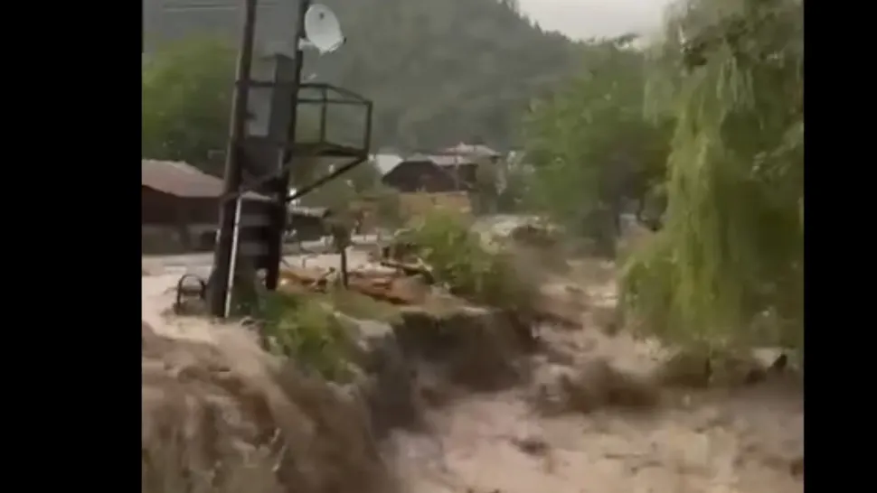 România, lovită de FURTUNI violente! 14 localități din 6 județe, afectate grav/ Captură video