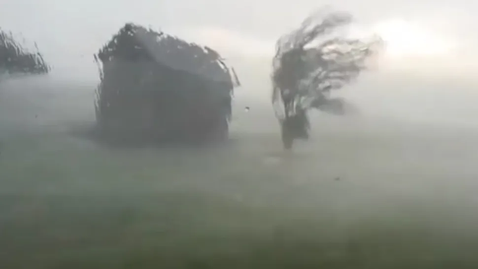 Vijelie apocaliptică în Cluj! Vântul a luat pe sus casele oamenilor: imagini șocante/ Captură video