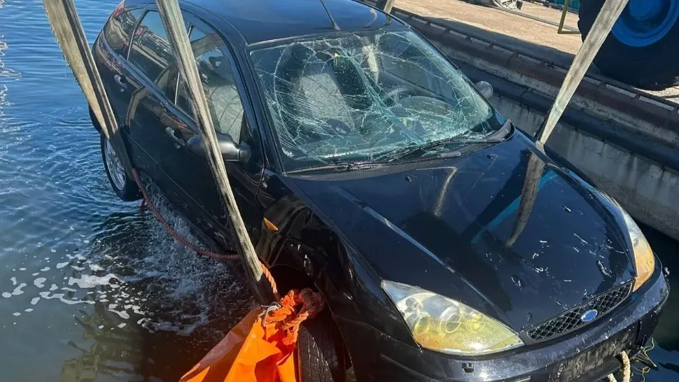 A scăpat din mașina scufundată după ce a ieșit pe geam. Foto/La Nuova Sardegna