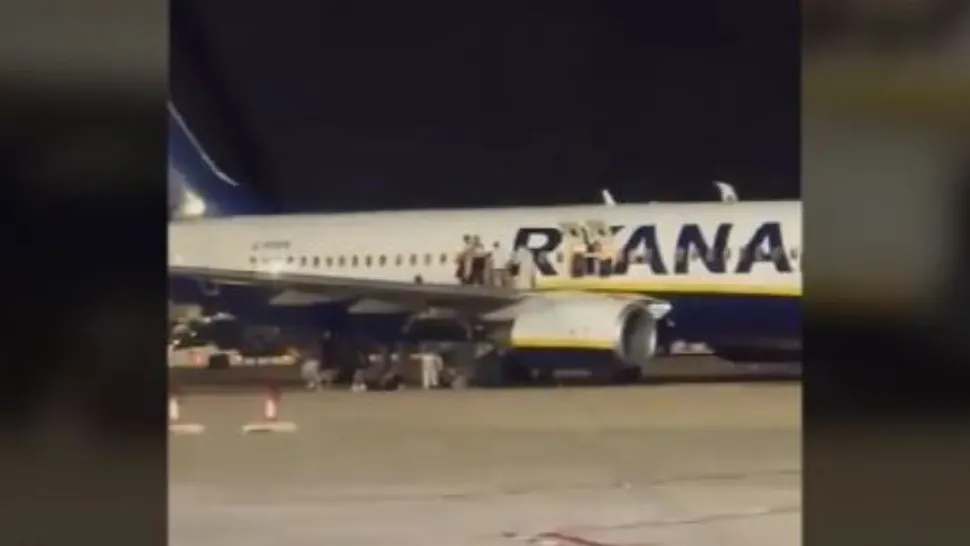 Dezastru la evacuarea unui avion. Pasagerii s-au rănit singuri