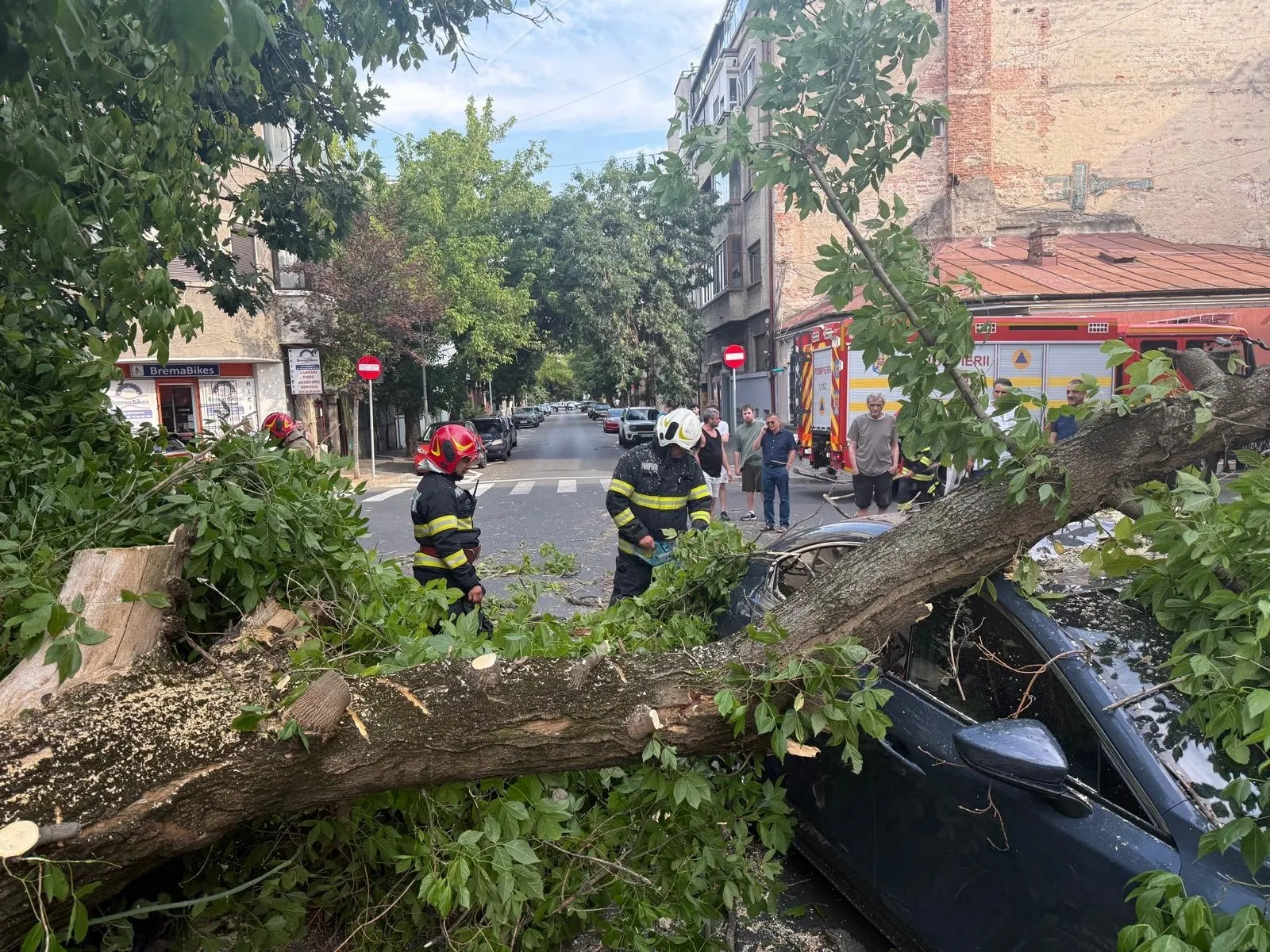 Pompierii intervin în zeci de locații pentru a remedia efectele furtunii (ISU București-Ilfov)