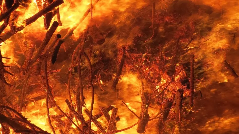 Incendiu de proporții în Argeș: două acoperișuri și trei tone de fân, mistuite de flăcări