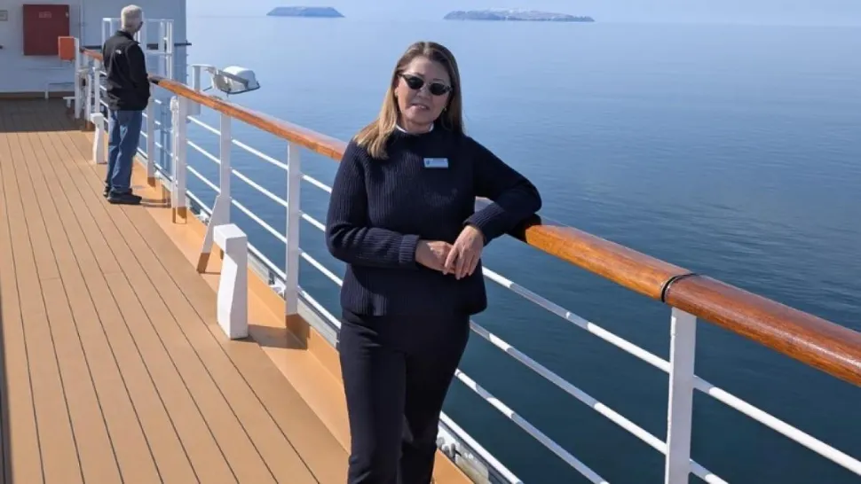 Viață fără chirie și fără griji: o femeie de 50 de ani a renunțat la birou ca să trăiască pe mare