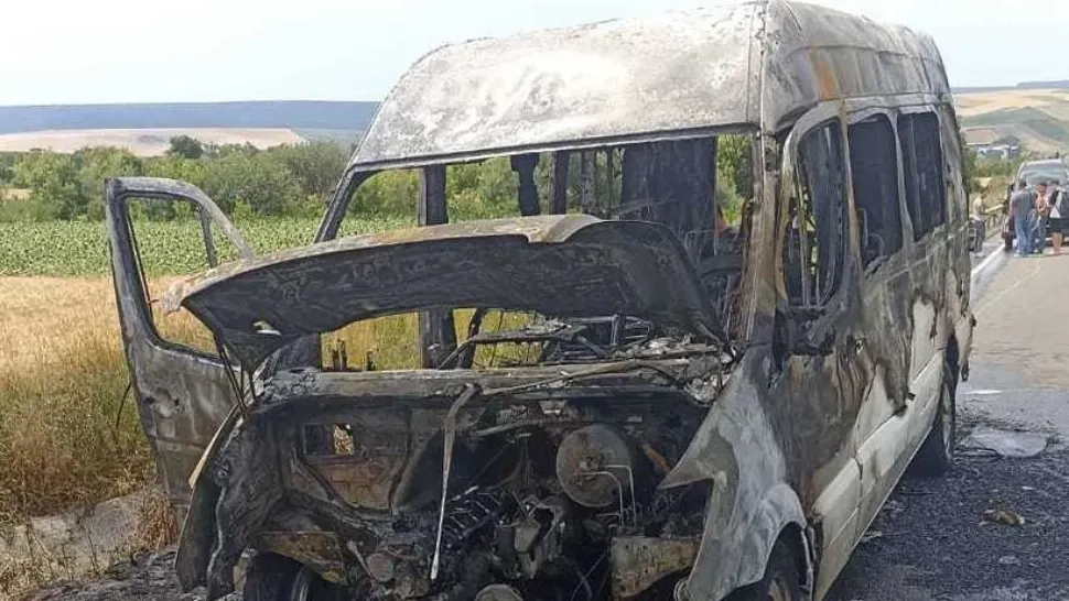 Incendiu pe DN 29 D, în județul Botoșani: un microbuz cu 9 persoane a fost cuprins de flăcări