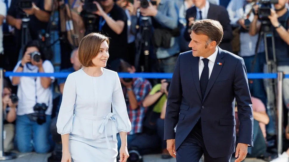 Macron, plimbat prin Chișinău cu o mașină înmatriculată în România. Maia Sandu ar fi cerut paza specială din România - SURSE