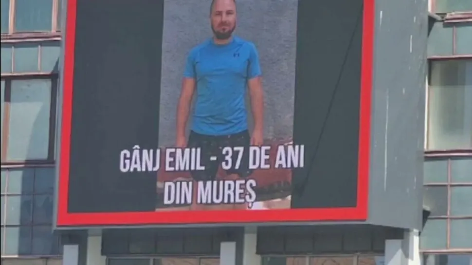Criminalul fugar Emil Gânj este de negăsit. Poliția i-a afișat chipul pe un panou uriaș în centrul unui oraș