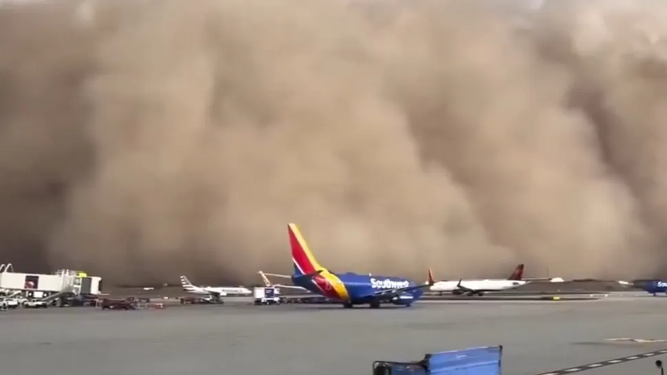 Oraşul Phoenix din Arizona, lovit de o furtună masivă de nisip! Circulația rutieră și zborurile, puternic afectate/ Captură video