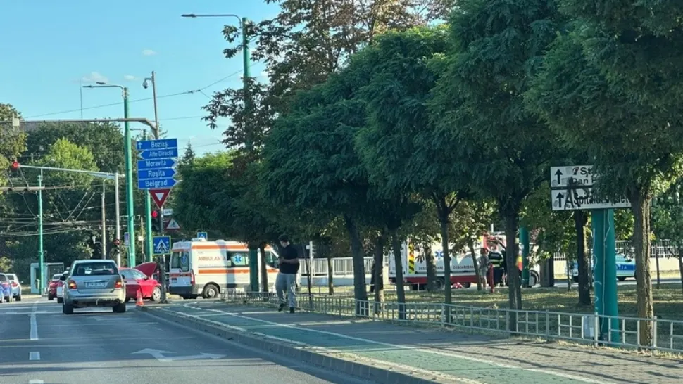 Ambulanță implicată într-un accident la Timișoara: două femei și un bebeluș de o lună au ajuns la spital