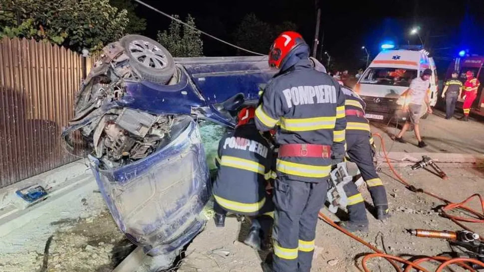 O mașină s-a izbit de un stâlp electric, la Brăila! Bilanț tragic: o tânără a murit și alți 3 au fost răniți grav