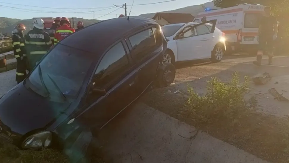 Accident grav, în jud. Vâlcea: 7 victime, după impactul violent între două mașini. Un copil de 3 ani a murit