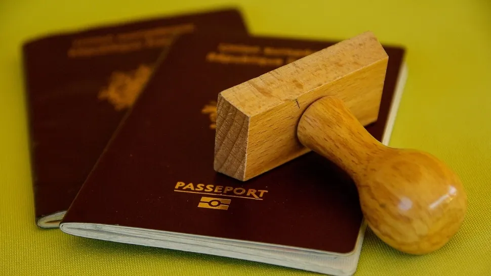 Povestea unei femei care a plecat de 12 ani din România. Cum a obținut permisul și pașaportul în mai puțin de o oră