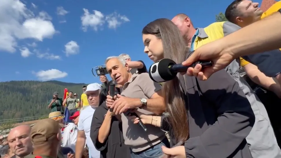 Statul paralel e disperat de simpatia cu care a fost primit Călin Georgescu de sinistrați