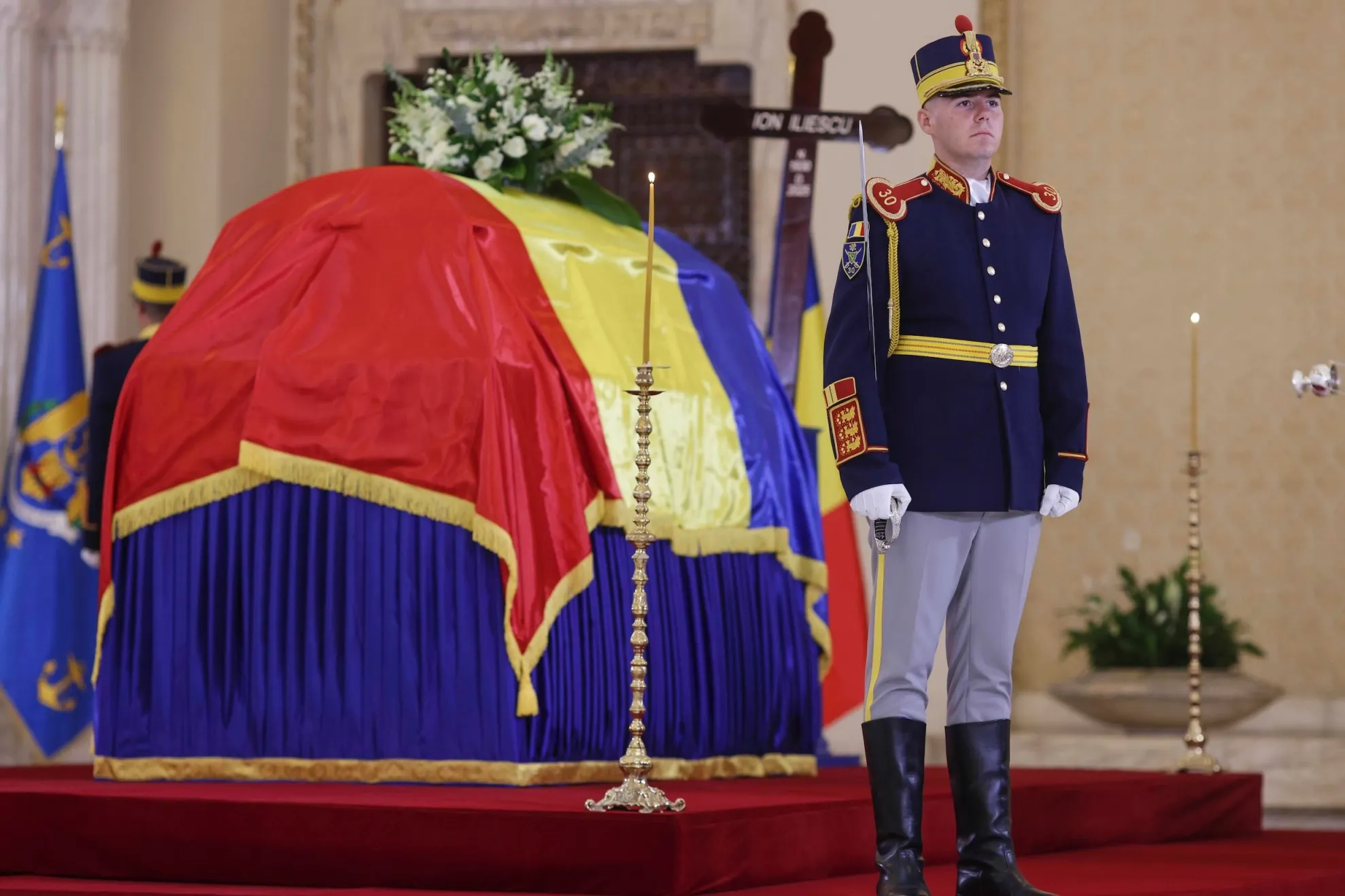 O singură coroană de flori la catafalcul lui Ion Iliescu: cine a trimis-o și ce mesaj apare pe panglică / Foto: Inquam Photos