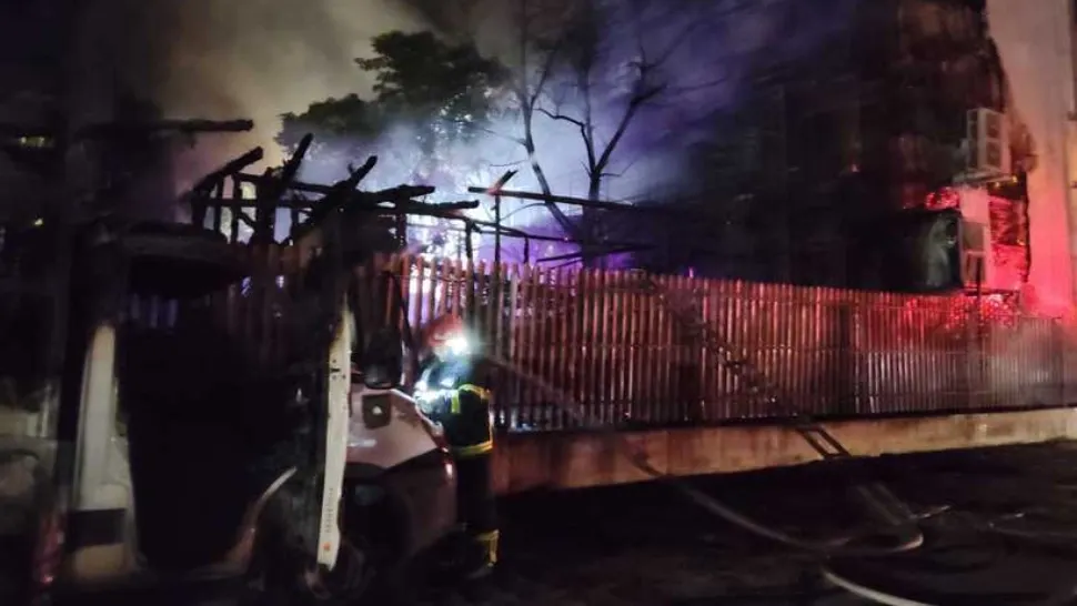 Incendiu masiv la un restaurant din Galați. 70 de persoane s-au autoevacuat