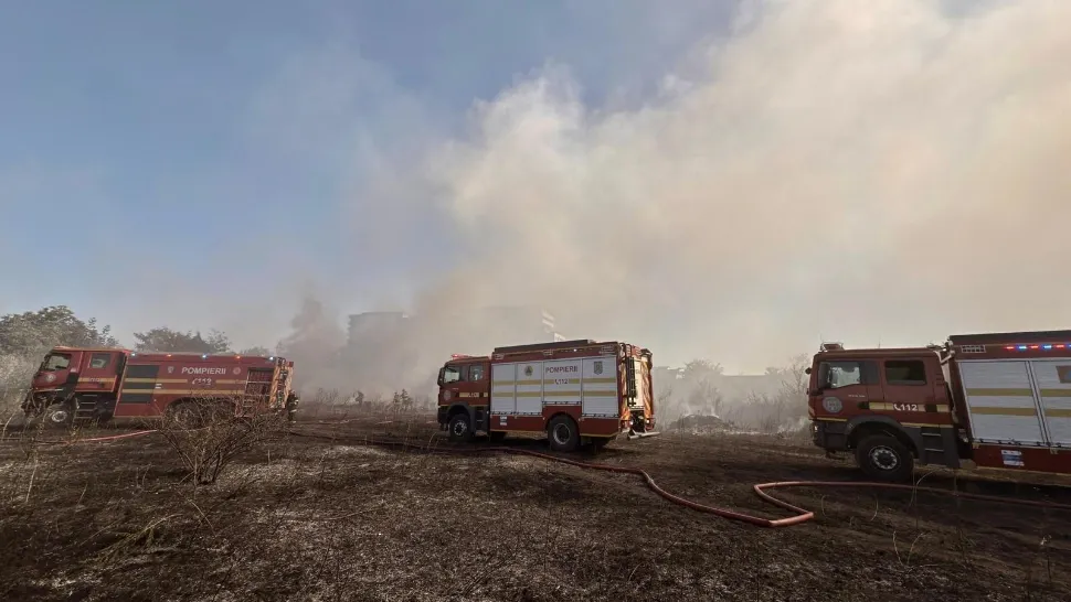 Ard 13 hectare de vegetație uscată în sectorul 6. Foto/ISU