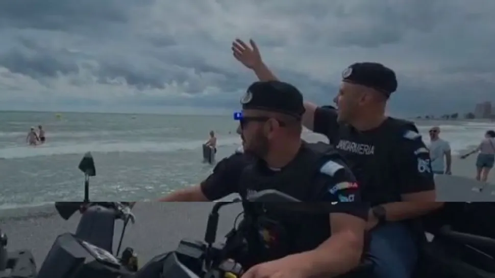 Valuri periculoase pe litoral! La Saturn, jandarmii i-au somat să iasă din apă pe turiștii care au ignorat steagul ROȘU - VIDEO